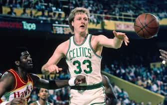 BOSTON, MA - 1986: Larry Bird #33 of the Boston Celtics passes the ball against the Atlanta Hawks circa 1986 at the Boston Garden in Boston, Massachusetts. NOTE TO USER: User expressly acknowledges and agrees that, by downloading and/or using this photograph, user is consenting to the terms and conditions of the Getty Images License Agreement. Mandatory Copyright Notice: Copyright 1986 NBAE (Photo by Dick Raphael/NBAE via Getty Images)