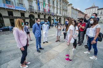 Coronavirus Covid 19 fase 2. Il presidente dela Regione Piemonte Alberto Cirio con l'assessore al lavoro della Regione Piemonte Elena Chiorino a colloquio con le dipendenti e lavoratrici degli asili nido privati che protestano sotto la Regione Piemonte in piazza Castello. Torino 21 maggio 2020 ANSA/TINO ROMANO