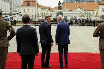 Nel colloquio con il presidente Andrzej Duda, Joe Biden ha ringraziato il popolo polacco “per aver aperto le proprie case ed il proprio cuore ai vicini che si trovano in stato di necessità”