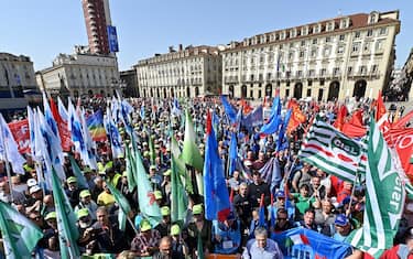 Corteo "Il rilancio di Torino parte da Mirafiori" organizzata da tutte le sigle sindacali, Torino, 12 aprile 2024 ANSA/ALESSANDRO DI MARCO