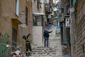 Esplosione e crollo della facciata di un palazzo ai Quartieri Spagnoli a Napoli