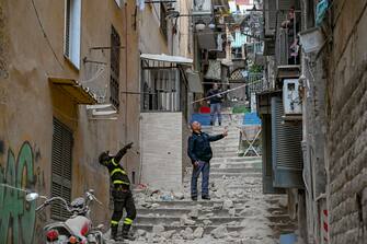 Un'esplosione, accompagnata da un forte odore di gas si è verificata al quarto piano di un palazzo ai Gradini San Matteo a Toledo ai Quartieri Spagnoli, a Napoli. Sono caduti pezzi di intonaco sulla scalinata sottostante dove si trova l'ingresso del palazzo nel quartiere affollato dai turisti. Una coltre di polvere ricopre le auto parcheggiate e tutta la gradinata sottostante è ricoperta di pietre. Tanta la paura, ma nessun ferito. Sul posto vigili del fuoco e polizia che hanno transennato la zona e fatto allontanare le persone prima di iniziare le verifiche nel palazzo, Napoli, 27 aprile 2024. ANSA/ CIRO FUSCO