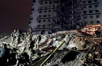 epa10450274 Turkish soldiers and others try to help victims at the site of a collapsed building after an earthquake in Diyarbakir, Turkey 06 February 2023. According to the US Geological Service, an earthquake with a preliminary magnitude of 7.8 struck southeast Turkey close to the Syrian border. The earthquake caused buildings to collapse and sent shockwaves over northwest Syria, Cyprus, and Lebanon.  EPA/DENIZ TEKIN