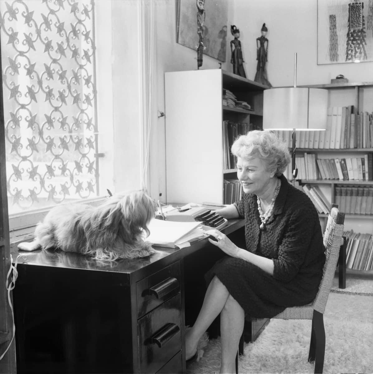 Peggy-Guggenheim-nella-biblioteca-di-Palazzo-Venier-dei-Leoni-Venezia-fine-anni-60.-Foto-Archivio-Cameraphoto-Epoche.jpg