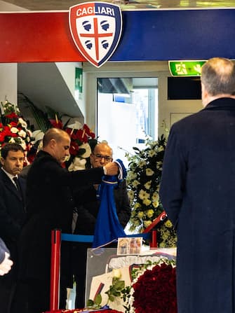 Fabio Cannavaro pone la maglia azzurra sulla bara di Gigi Riva alla Unipol Domus per l'omaggio a Gigi Riva Cagliari 24 gennaio 2024. Ansa/Fabio Murru