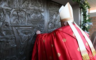 papa francesco porta santa rebibbia This photo taken and handout on December 26, 2024 by The Vatican Media shows Pope Francis opening a Holy Door at Rebibbia Penitentiary on Saint Stephen day in Rome as part of the Catholic Jubilee Year. (Photo by Handout / VATICAN MEDIA / AFP) / RESTRICTED TO EDITORIAL USE - MANDATORY CREDIT "AFP PHOTO / VATICAN MEDIA" - NO MARKETING - NO ADVERTISING CAMPAIGNS - DISTRIBUTED AS A SERVICE TO CLIENTS