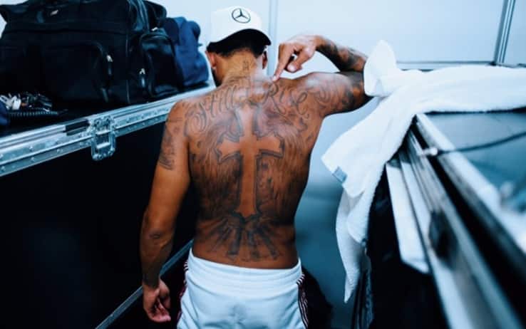 "Still I rise", recita la grande scritta tatuata sulla schiena di Lewis Hamilton Lewis Hamilton