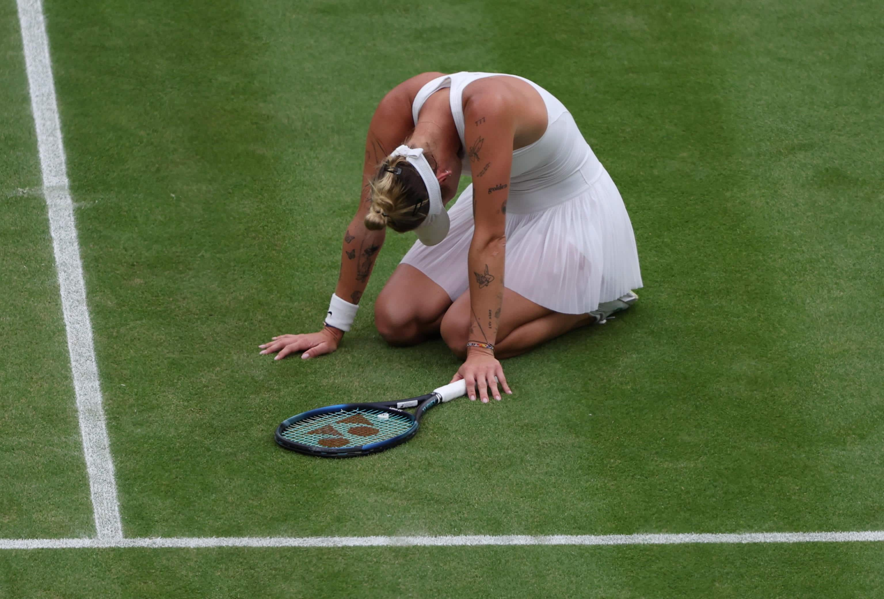 epa10748036 Marketa Vondrousova of Czech Republic celebrates winning her Women's Singles final match against Ons Jabeur of Tunisia at the Wimbledon Championships, Wimbledon, Britain, 15 July 2023.  EPA/ISABEL INFANTES   EDITORIAL USE ONLY