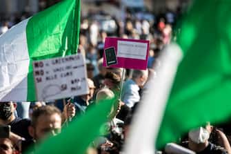Covid, le manifestazioni contro il green pass