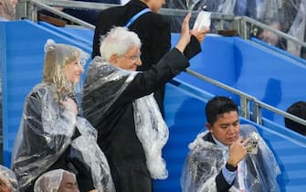 Il Presidente della Repubblica, Sergio Mattarella, presente sugli spalti di Trocadero per la cerimonia di apertura dei Giochi Olimpici, si è alzato in piedi per salutare l'imbarcazione dell'Italia guidata dai due portabandiera, Gianmarco Tamberi e Arianna Errigo. Il Capo dello Stato sta assistendo alla cerimonia nonostante la pioggia incessante che lo ha costretto a indossare un poncho, Parigi, 26 luglio 2024./// Italian President Sergio Mattarella present in the stands of Trocadero for the opening ceremony of the Olympic Games, stood up to greet the Italian boat led by the two Italian flag bearers, Gianmarco Tamberi and Arianna Errigo. Mattarella is attending the ceremony despite the incessant rain that forced him to wear a poncho, in Paris, France, 26 July 2024.
ANSA/ STRINGER