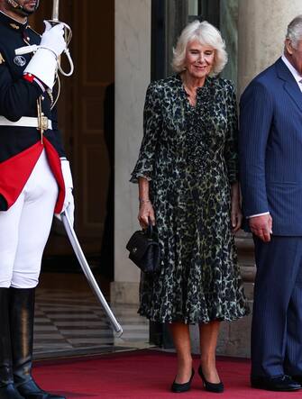 epa10875183 French President Emmanuel Macron (2-R) and his wife Brigitte Macron (R) receive Britain's King Charles III (2-L) and his wife Queen Camilla (L) at the Elysee Palace in Paris, France, 21 September 2023, during a state visit to the country. The British royal couple's three-day state visit was initially planned for March 2023 but postponed due to widespread demonstrations in France against the government's pension reforms.  EPA/Mohammed Badra