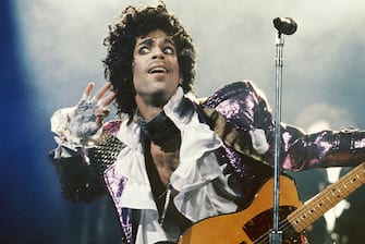 LOS ANGELES - CIRCA 1985:  Prince performs in concert circa 1985 in Los Angeles, California.  (Photo by Michael Ochs Archives/Getty Images)