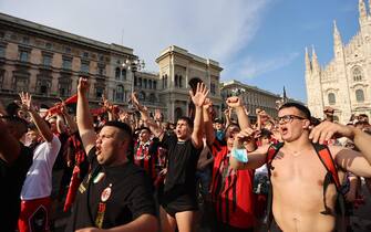 MILANO - Festa del Milan per la vincita del 19°, piazza Duomo, tifosi aspettano l' arrivo del bus con i giocatori