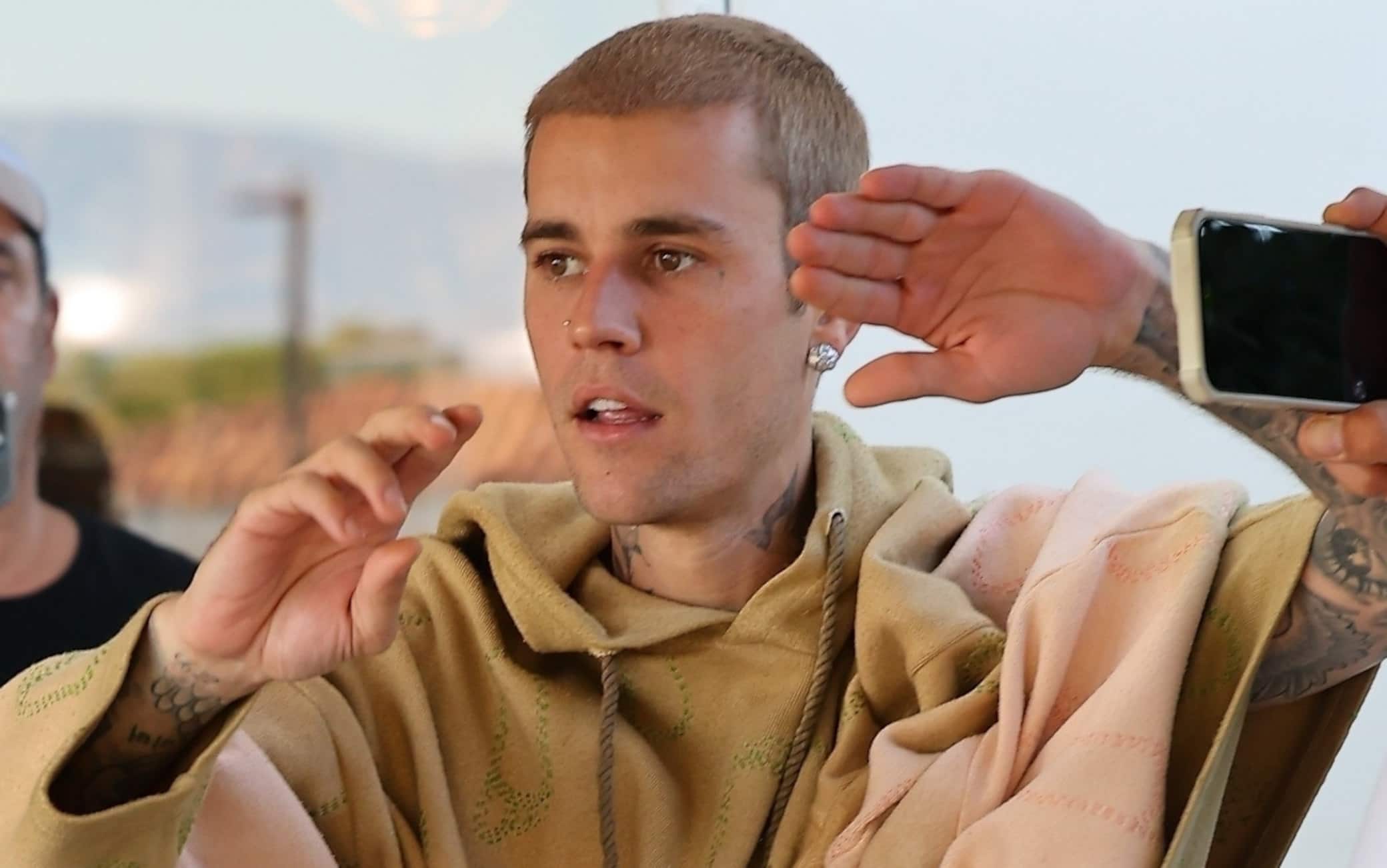 Justin Bieber reagisce con rabbia alla vista dei paparazzi Palm Spring, CA - Justin Bieber displays his tattooed body as he steps out for coffee with friends in Palm Springs.
Pictured: Justin Bieber
BACKGRID USA 9 APRIL 2025
USA: +1 310 798 9111 / usasales@backgrid.com
UK: +44 208 344 2007 / uksales@backgrid.com
*UK Clients - Pictures Containing Children
Please Pixelate Face Prior To Publication*