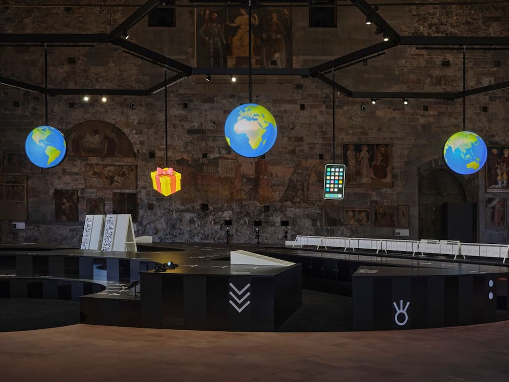 Fosbury Architecture e Claire Fontaine, Tabula Plena. Veduta dell'installazione, GAMeC / Palazzo della Ragione, 2026 Foto: Nicola Gnesi Studio Courtesy GAMeC-Galleria d'Arte Moderna e Contemporanea di Bergamo