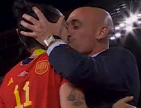 Mundial femenino, el presidente español Rubiales besa a una futbolista sin consentimiento