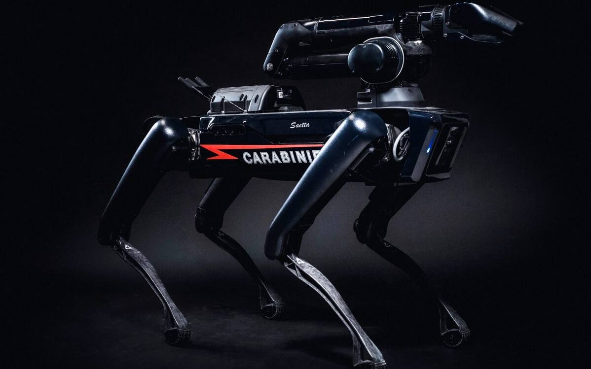 Carabinieri, presentato cane robot Saetta: sarà utilizzato dagli artificieri