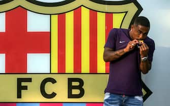 epa06908411 Brazilian player Malcom Filipe Silva de Oliveira poses for the media during his presentation as new player of FC Barcelona for the next five seasons, in Barcelona, Spain, 24 July 2018.  EPA/Quique Garcia