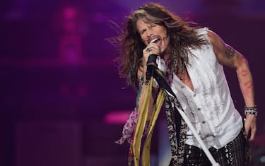 MEXICO CITY, MEXICO - OCTOBER 27:  Singer Steven Tyler of Aerosmith performs onstage at Arena Ciudad de Mexico on October 27, 2016 in Mexico City, Mexico.  (Photo by Victor Chavez/WireImage)