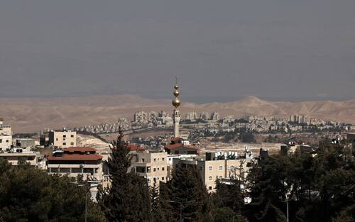 epa12312602 A view of the West Bank settlement of Ma'ale Adumim in the background, between Jerusalem and the Dead Sea, on 20 August 2025. The Israeli Civil Administration's Settlement Subcommittee approved the promotion of the E1 plan in Ma'ale Adumim, which includes approximately 3,400 new housing units and the establishment of a new settlement in Ashahel. The plan also includes 342 housing units alongside public buildings and infrastructure.  EPA/ATEF SAFADI