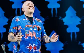 MILAN, ITALY - APRIL 28: Max Pezzali performs at Mediolanum Forum of Assago on April 28, 2022 in Milan, Italy. (Photo by Sergione Infuso/Corbis via Getty Images)