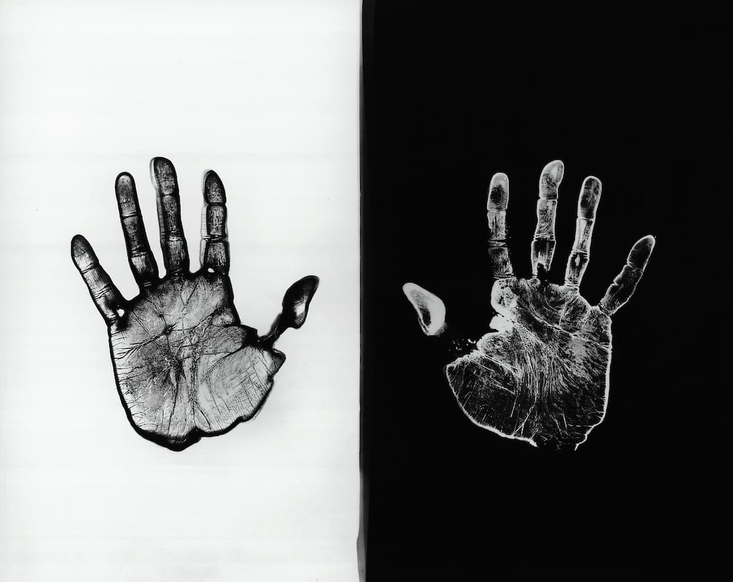 11._Ugo_Mulas_Il_laboratorio_Una_mano_sviluppa_l’altra_fissa_A_Sir_John_Frederick_William_Herschel_1970_-_1972_©_Eredi_Ugo_Mulas_Tutti_i_diritti_riservati_Courtesy.jpg