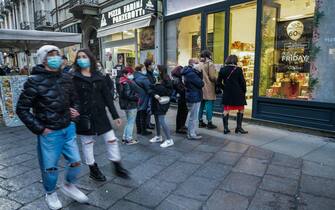 Folla per lo shopping a Torino