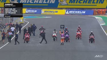 Parte il Warm Up lap con soli 9 piloti in griglia