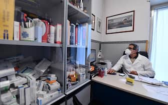 Un medico di base al telefono nel suo studio a Roma, 30 ottobre 2020.  ANSA / ETTORE FERRARI