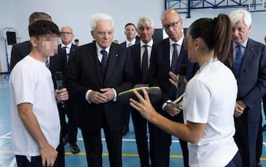 Il Presidente della Repubblica, Sergio Mattarella, con il Ministro dell Istruzione e del merito, Giuseppe Valditara, e il Ministro per lo Sport e i giovani, Andrea Abodi, visita i laboratori del Convitto nazionale  Vittorio Emanuele II  di Cagliari, 16 settembre 2024.    NPK   ANSA / Francesco Ammendola - Ufficio per la Stampa e la Comunicazione della Presidenza della Repubblica   +++ ANSA PROVIDES ACCESS TO THIS HANDOUT PHOTO TO BE USED SOLELY TO ILLUSTRATE NEWS REPORTING OR COMMENTARY ON THE FACTS OR EVENTS DEPICTED IN THIS IMAGE; NO ARCHIVING; NO LICENSING +++