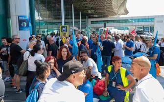 Lavoratori handling partecipano a un presidio organizzato da Filt-Cgil, Fit-Cisl, Uiltrasporti e Ugl Ta, all'aeroporto 'Leonardo Da Vinci' a Fiumicino, 15 luglio 2023. ANSA/ TELENEWS