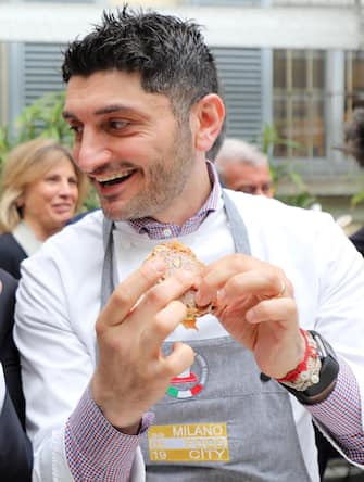 Il sindaco di Milano Giuseppe Sala con lo chef Andrea Aprea a palazzo Bovara in occasione dell'inaugurazione di Milano Food City. Milano 3 Maggio 2019. 
ANSA / MATTEO BAZZI