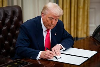 epa11945796 US President Donald Trump signs an executive order in the Oval Office of the White House in Washington, DC, US, 06 March 2025. Trump signed executive orders to pause tariffs on USMCA trade from Canada and Mexico until 02 April 2025.  EPA/AL DRAGO / POOL