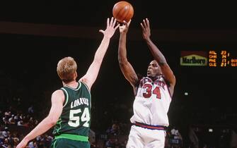 NEW YORK - 1993: Charles Oakley #34 of the New York Knicks shoots against the Milwaukee Bucks during a game played circa 1993 at the Madison Square Garden in New York City. NOTE TO USER: User expressly acknowledges and agrees that, by downloading and or using this photograph, User is consenting to the terms and conditions of the Getty Images License Agreement. Mandatory Copyright Notice: Copyright 1993 NBAE (Photo by Nathaniel S. Butler/NBAE via Getty Images)