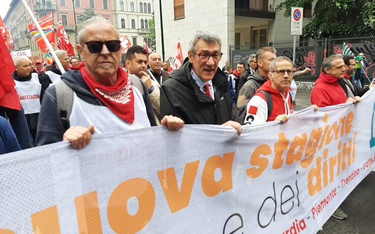 Landini al corteo ll segretario generale della Cgil Maurizio Landini durante il corteo sindacale che precede la manifestazione nazionale di Cgil, Cisl e Uil per il Nord Italia all'arco della pace di Milano, 13 maggio 2023.
ANSA/PAOLO VERDURA