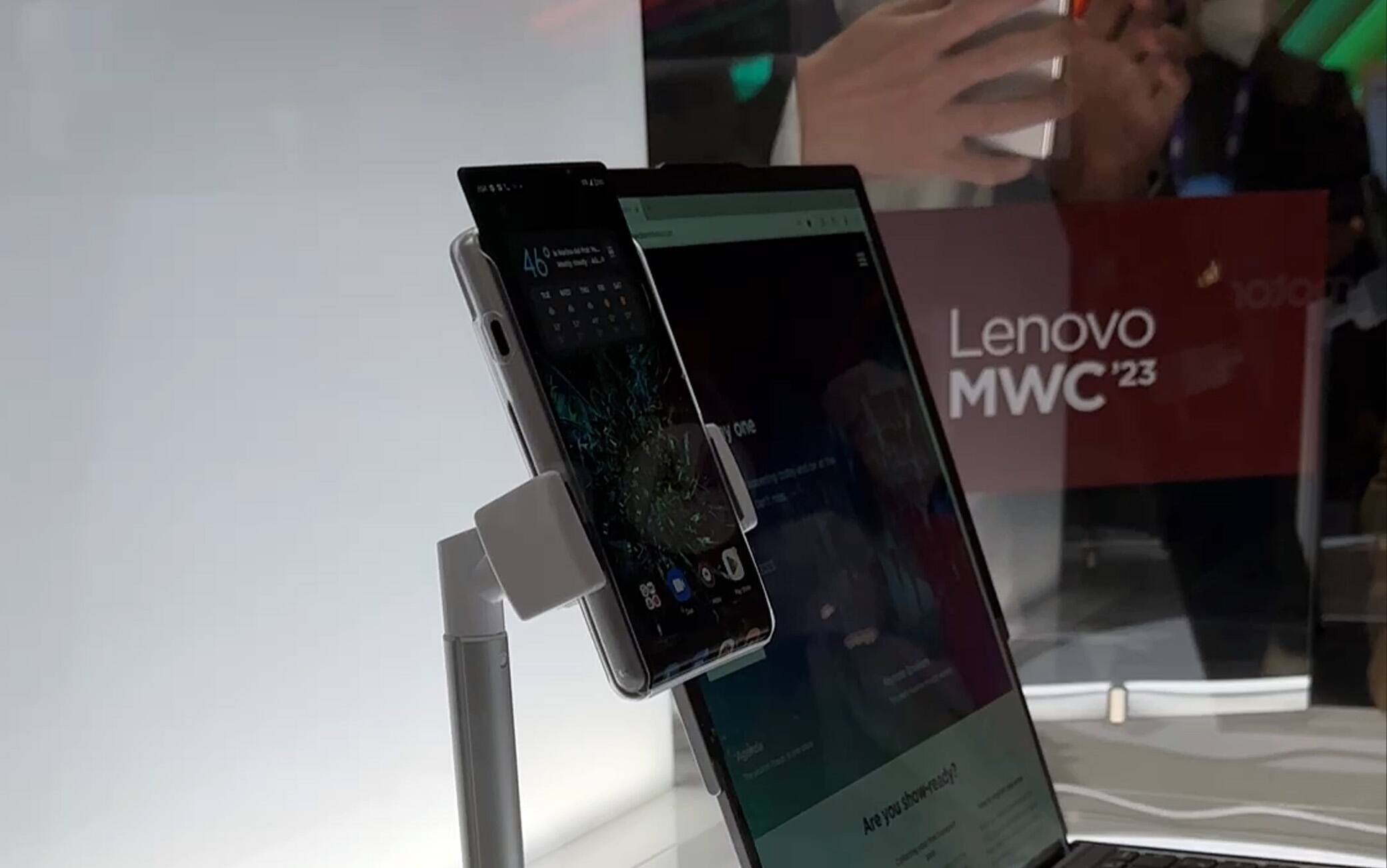 Il concept di smartphone “rollable” di Motorola Il concept di smartphone “rollable” di Motorola