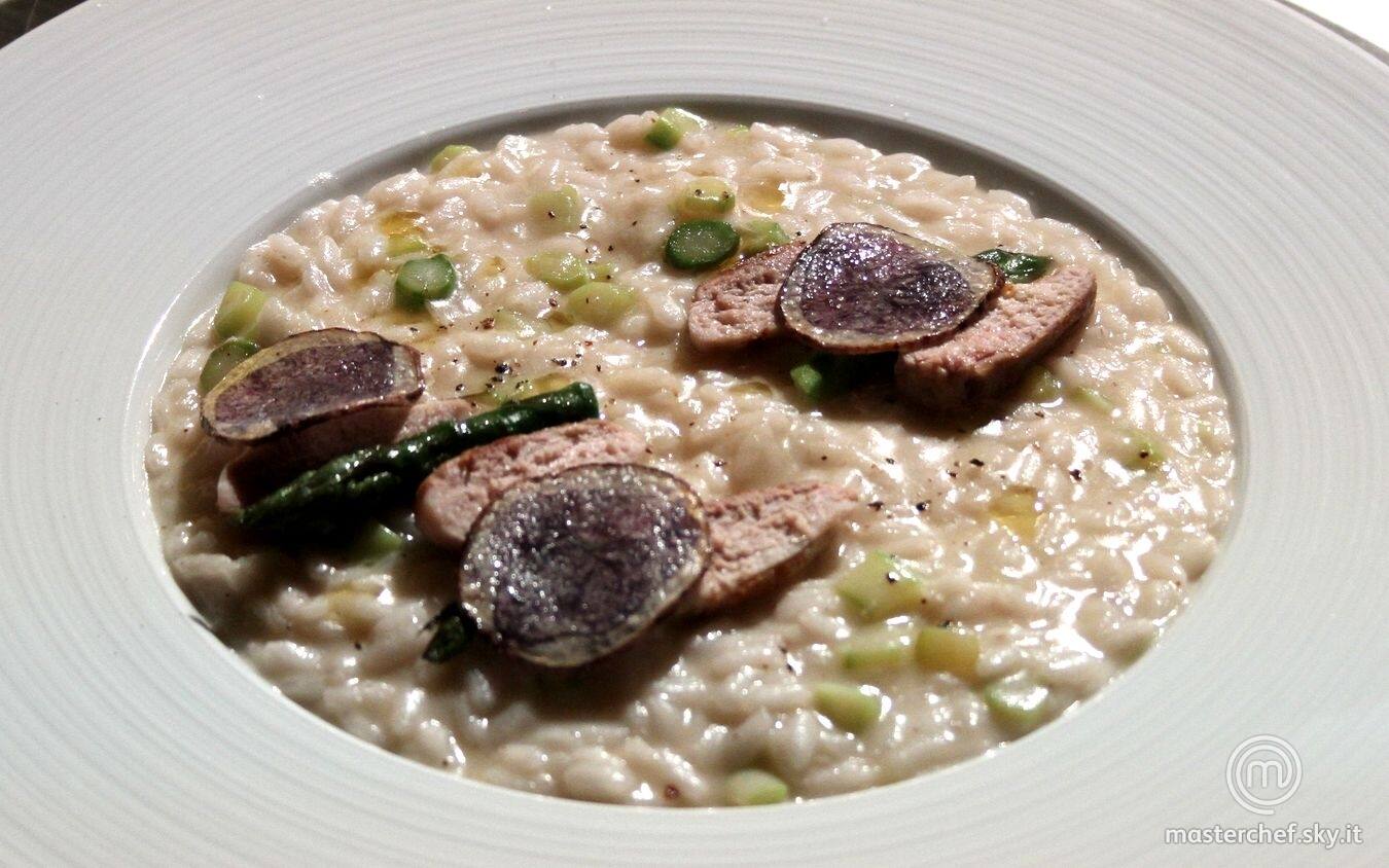 Risotto con asparagi, petto di quaglia affumicato e petali di patate viola