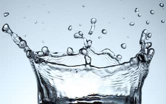 Splash water forms a water-crown.