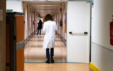 Una dottoressa nei corridoi dell'ospedale Agostino Gemelli a Roma il 25 gennaio 2023. 
ANSA / DANILO SCHIAVELLA
(salute, ospedale, reparto, donna, dottoressa, lavoro, generica, simbolica)