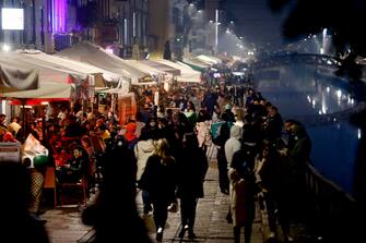 Milanesi durante l'aperitivo del sabato sera lungo i Navigli a Milano, 24 ottobre 2020.ANSA/Mourad Balti Touati