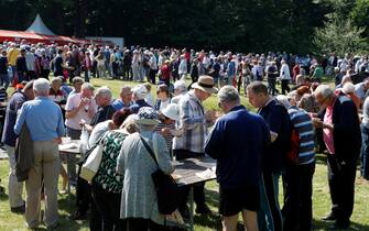 epa12066789 Croatian citizens attend International Workers' Day celebrations at Maksimir park in Zagreb, Croatia, 01 May 2025. Croatian authorities are giving away 45,000 portions of boiled beans and 35,000 strudels on Labor Day, or May Day, which is observed worldwide on 01 May to celebrate the economic and social achievements of workers as well as fight for laborers' rights.  EPA/ANTONIO BAT