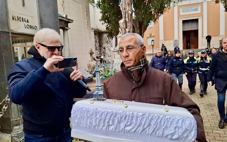 I funerali del neonato morto a Bari