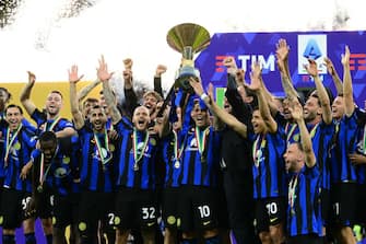 Inter Milan's Argentine forward #10 Lautaro Martinez lifts the trophy with teammates during a ceremony for the Italian Champions following the Italian Serie A football match between Inter Milan and Lazio in Milan, on May 19, 2024. Inter celebrates his 20th Scudetto. (Photo by Marco BERTORELLO / AFP) (Photo by MARCO BERTORELLO/AFP via Getty Images)