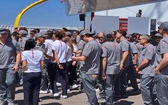 Varata la nuova Ac75 di Luna Rossa a Cagliari, 13 aprile 2024. Con la benedizione del vescovo Giuseppe Baturi è scattato alle 13.23 il via alla nuova avventura della barca che cercherà di portare in Italia la Coppa America. La madrina dell'inaugurazione è stata come al solito Miuccia Prada accompagnata dal patron Patrizio Bertelli. Poi la fatidica frase 'Io ti battezzo Luna Rossa'. Con la bottiglia di spumante che si è schiantata sulla scocca argentata della nuova barca dai colori argento, grigio e rosso con due ali gialle che la faranno "volare" sull'acqua. Uno scafo molto affusolato per affrontare meglio le onde. ANSA/ ROBERTA CELOT