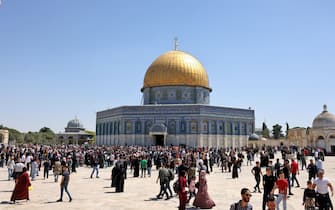 TOPSHOT - Palestinian Muslims gather at Jerusalem's Al-Aqsa mosque complex following Friday prayers during the holy month of Ramadan on April 15, 2022. - More than 100 people were wounded in fresh violence, which came after three tense weeks of deadly violence in Israel and the occupied West Bank, and as the Jewish festival of Passover and Christian Easter overlap with the Muslim holy month of Ramadan. (Photo by AHMAD GHARABLI / AFP) (Photo by AHMAD GHARABLI/AFP via Getty Images)