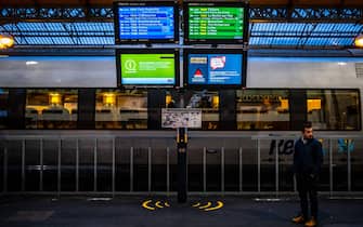 A la gare de Tours, l association des usagers du TGV Tours - Paris appelle a une greve des billets suite aux greves des controleurs qui ont impacte les fetes de fin d annee. 27/12/2022-Tours, FRANCE. Photographie Charles Bury / SIPA