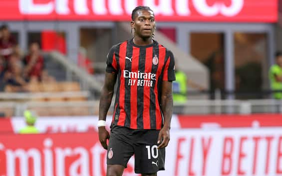 https://static.sky.it/editorialimages/a17714b952f48e5272957095481b769bfb1adca3/skysport/it/calcio/serie-a/video/2025/08/26/leao-milan-infortunio-news-1031498/leao_milan_ipa.jpg?im=Resize,width=565