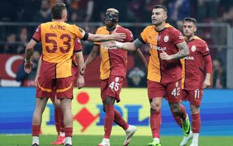 epa11842410 Galatasaray's Abdulkerim Bardakci (R) celebrates with teammates after scoring the 2-0 goal during the UEFA Europa League League soccer match between Galatasaray SK and Dynamo Kyiv, in Istanbul, Turkey, 21 January 2025.  EPA/ERDEM SAHIN