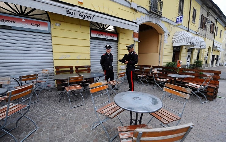 Un uomo, un 45enne marocchinoi pregiudicato, è stato trovato nella tarda serata di ieri ferito da colpi d'arma da fuoco all'addome e al torace a bordo di un'auto a Cornaredo, nel Milanese, e poi morto al suo arrivo in ospedale, Milano, 24 ottobre 2022. L'omicidio sarebbe scaturito a seguito di un litigio in un bar. ANSA/SERGIO PONTORIERO
