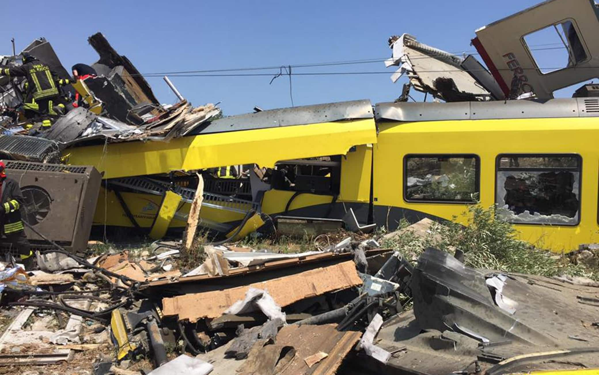 In una immagine pubblicata su Facebook dal sindaco di Corato, Massimo Mazzilli, lo scontro tra due treni di linea della Bari Nord avvenuto sul tratto a binario unico tra Ruvo di Puglia e Corato, 12 luglio 2016.
ANSA/FACEBOOK MASSIMO MAZZILLI
+++ ATTENZIONE LA FOTO NON PUO' ESSERE PUBBLICATA O RIPRODOTTA SENZA L'AUTORIZZAZIONE DELLA FONTE DI ORIGINE CUI SI RINVIA +++